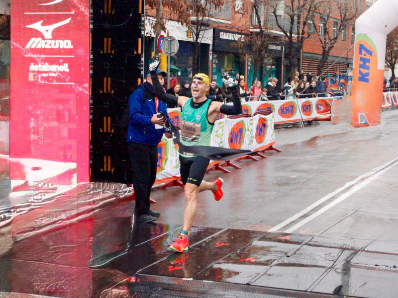 Josep Maria Novellas entrant a meta com a guanyador del 10K